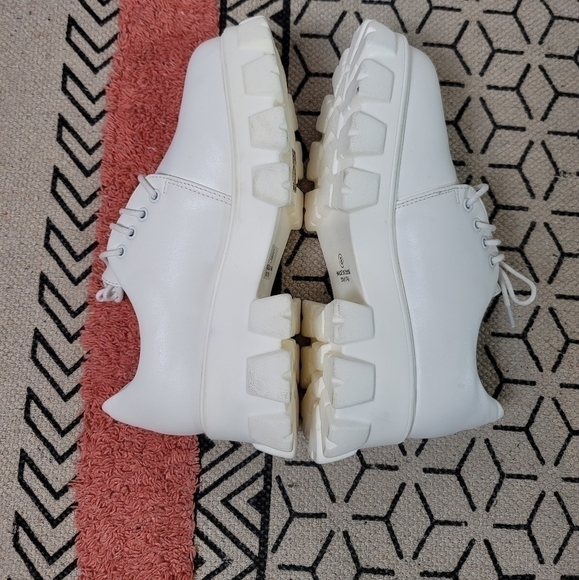 SO ME WHITE LACE UP PLATFORM OXFORDS, SZ 8 - Picture 8 of 11